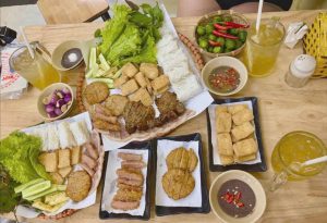 Ăn bún đậu chấm gì?