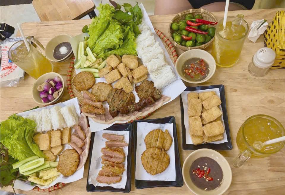 Ăn bún đậu chấm gì?