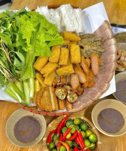 Mẹt bún đậu đặc biệt full 7 topping ngon nhất tại Bún Đậu Quỳnh Cần Thơ.