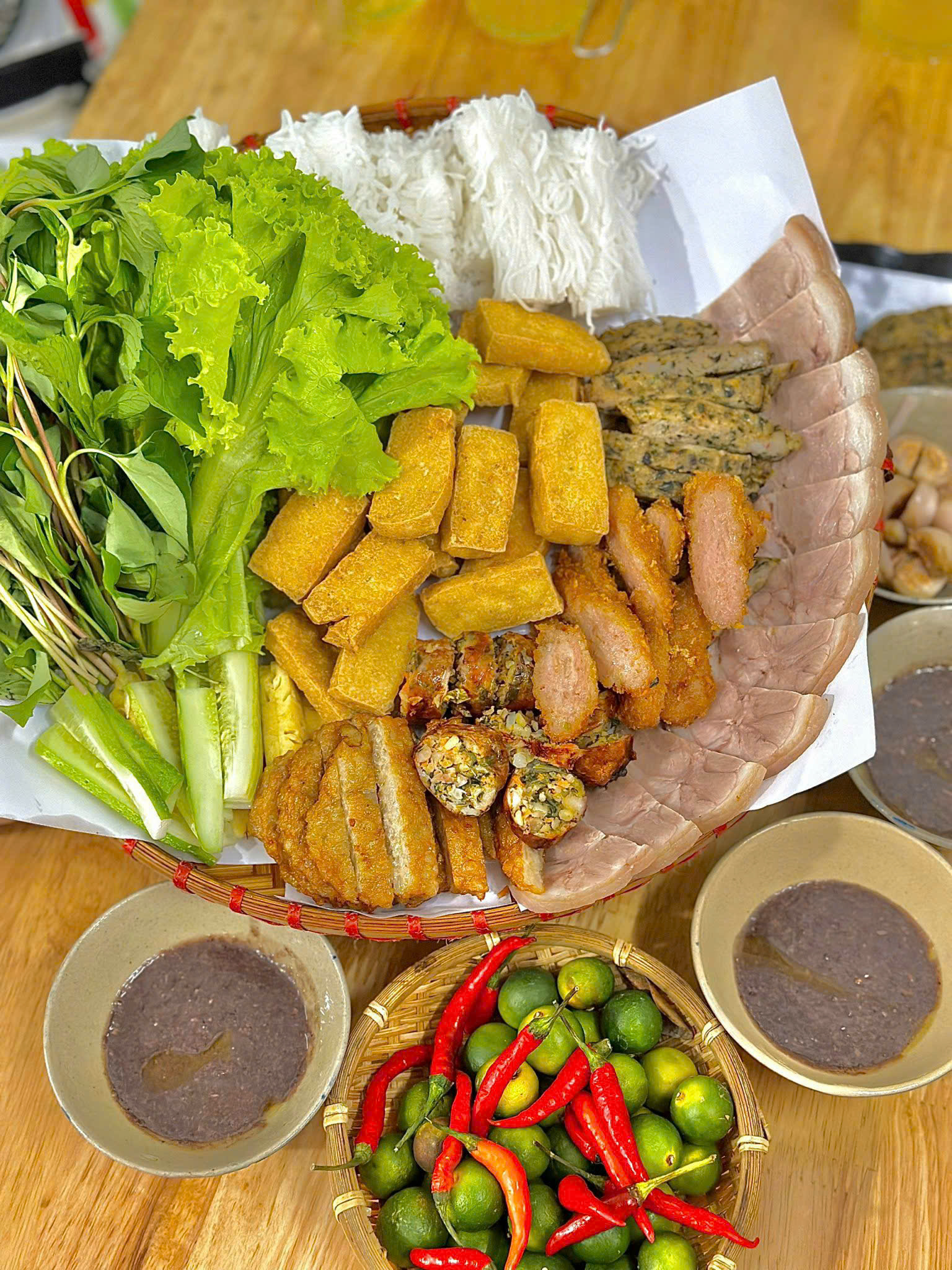 đặc biệt 3 người Mẹt bún đậu đặc biệt full 7 topping ngon nhất tại Bún Đậu Quỳnh Cần Thơ.