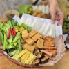 Mẹt bún đậu thập cẩm 6 loại topping có dồi sụn nướng tại Cần Thơ.