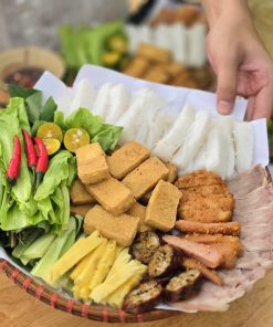 Mẹt bún đậu thập cẩm 6 loại topping có dồi sụn nướng tại Cần Thơ.